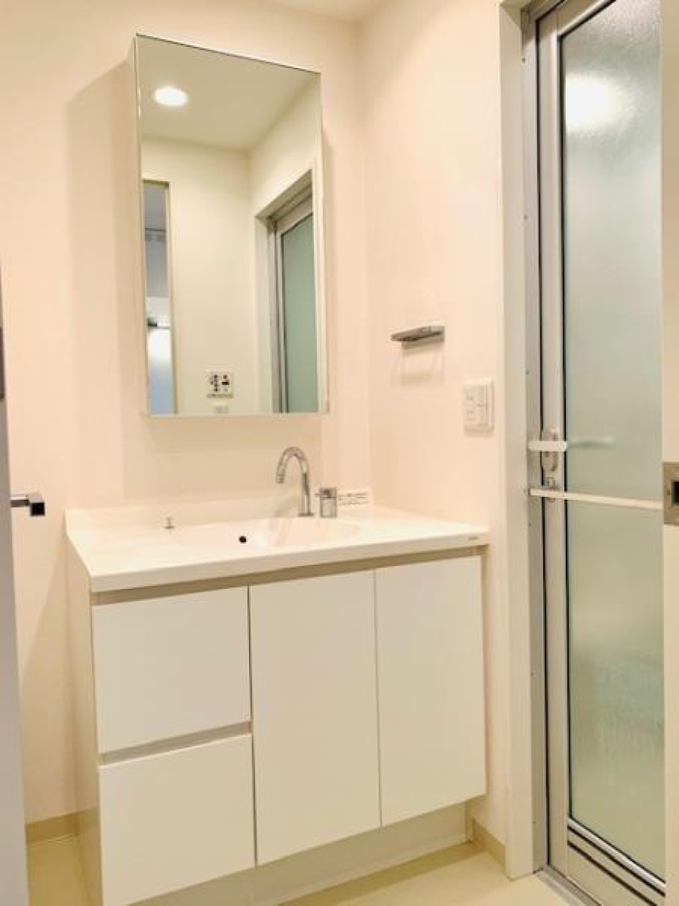 収納がしっかりついている洗面台。