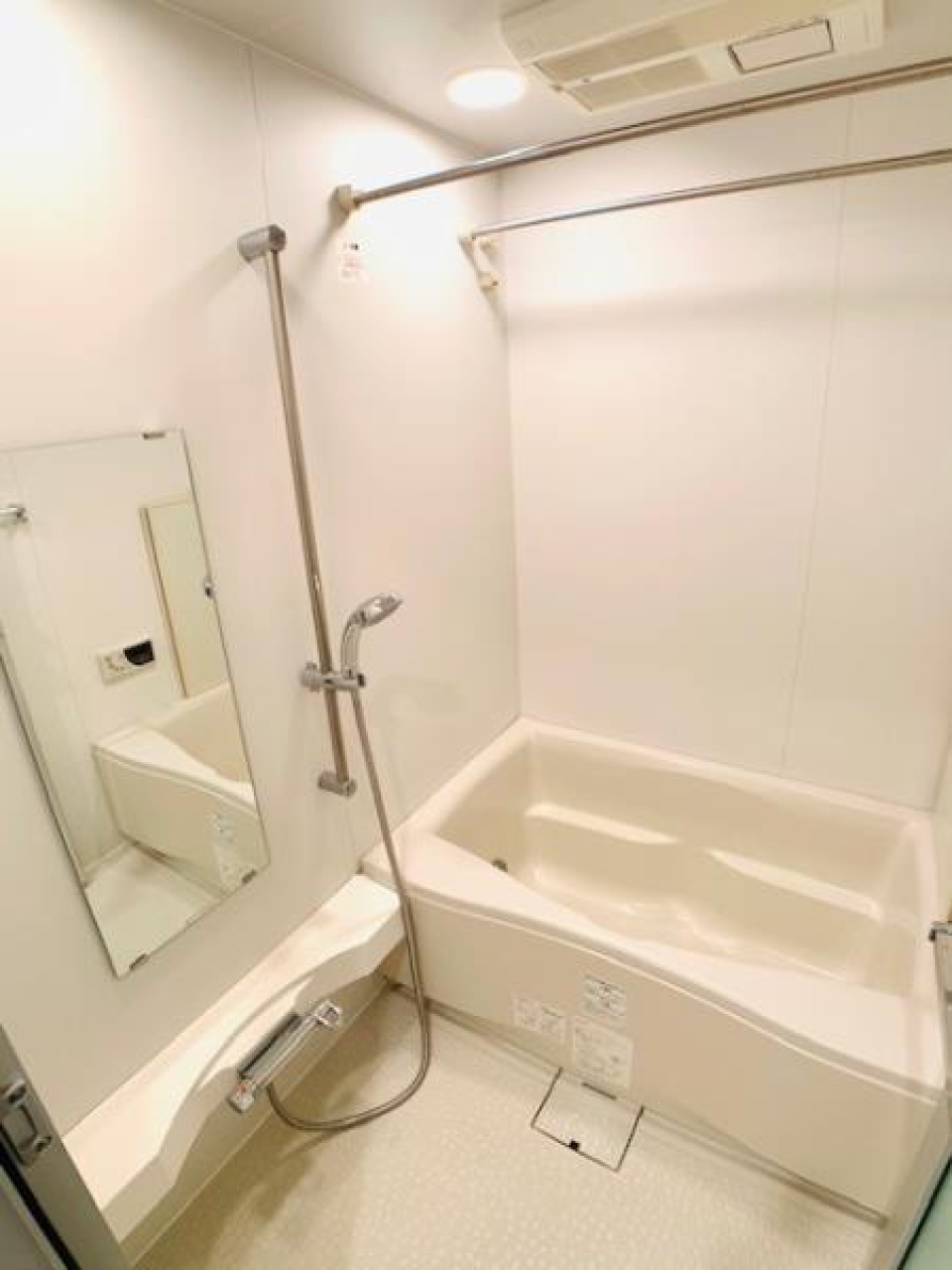 白くまとめられて清潔感のある浴室です。