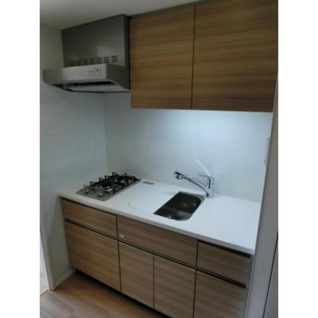 ２口のガスコンロが設置されています。収納をうまく活用して、調理スペースを確保したいですね。※写真は同タイプ住戸です。