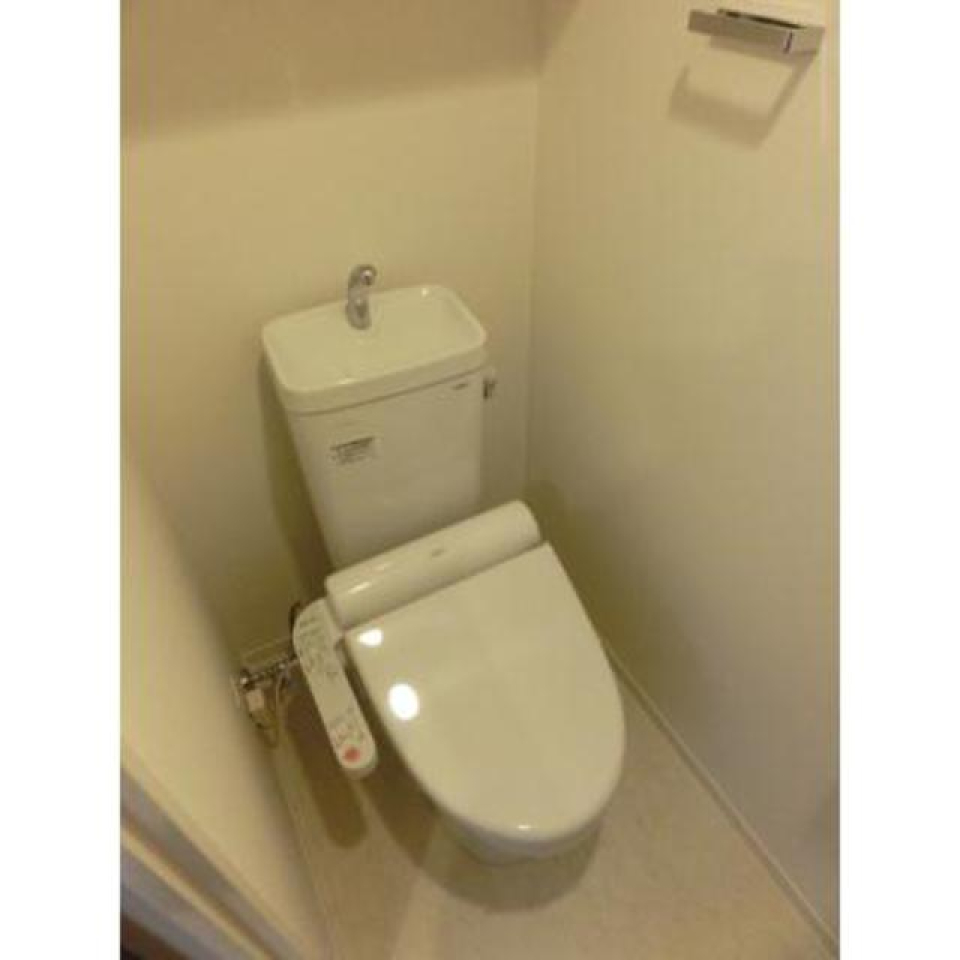 タオル掛けもついているトイレです。※写真は同タイプ住戸です。