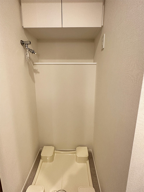 室内洗濯機置き場です。頭上に収納棚が付いています。
※写真は同タイプ住戸です。