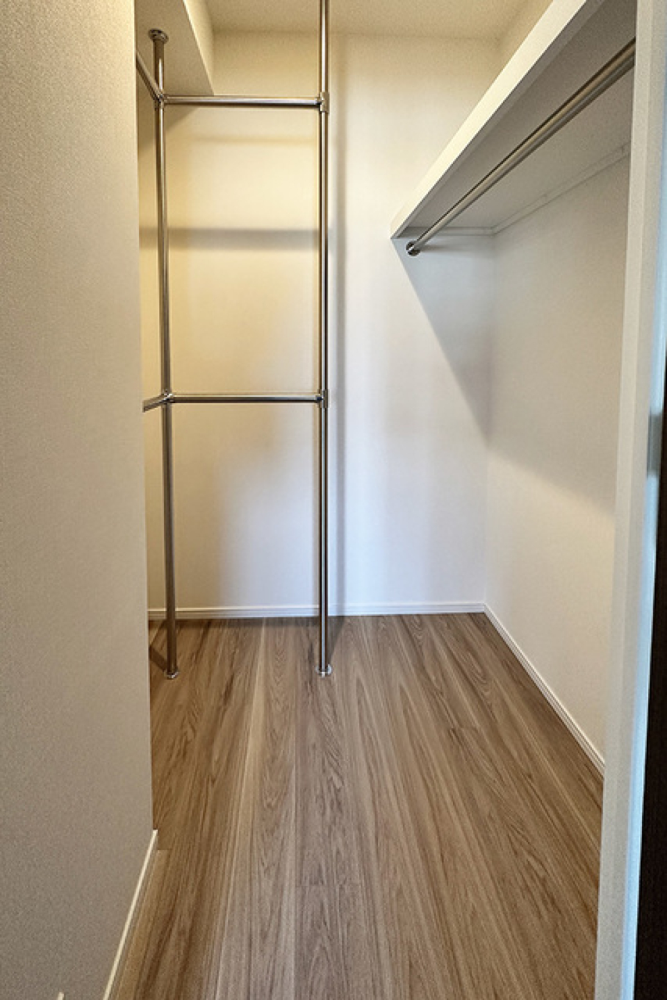 ウォークインクローゼットです。広々としています。
※写真は同タイプ住戸です。