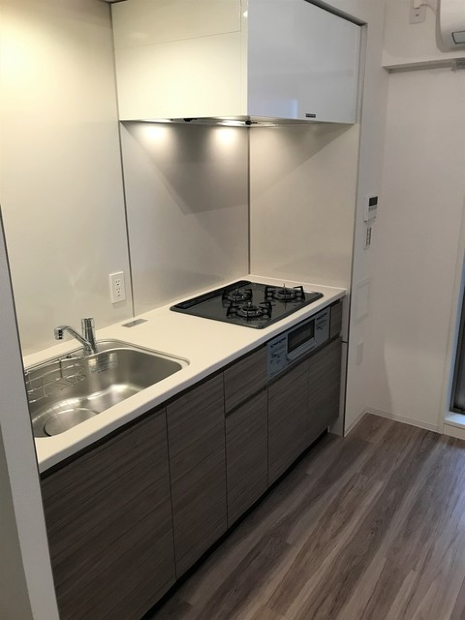 ３口のガスコンロが設置されたキッチンです。※写真は同タイプ住戸です。