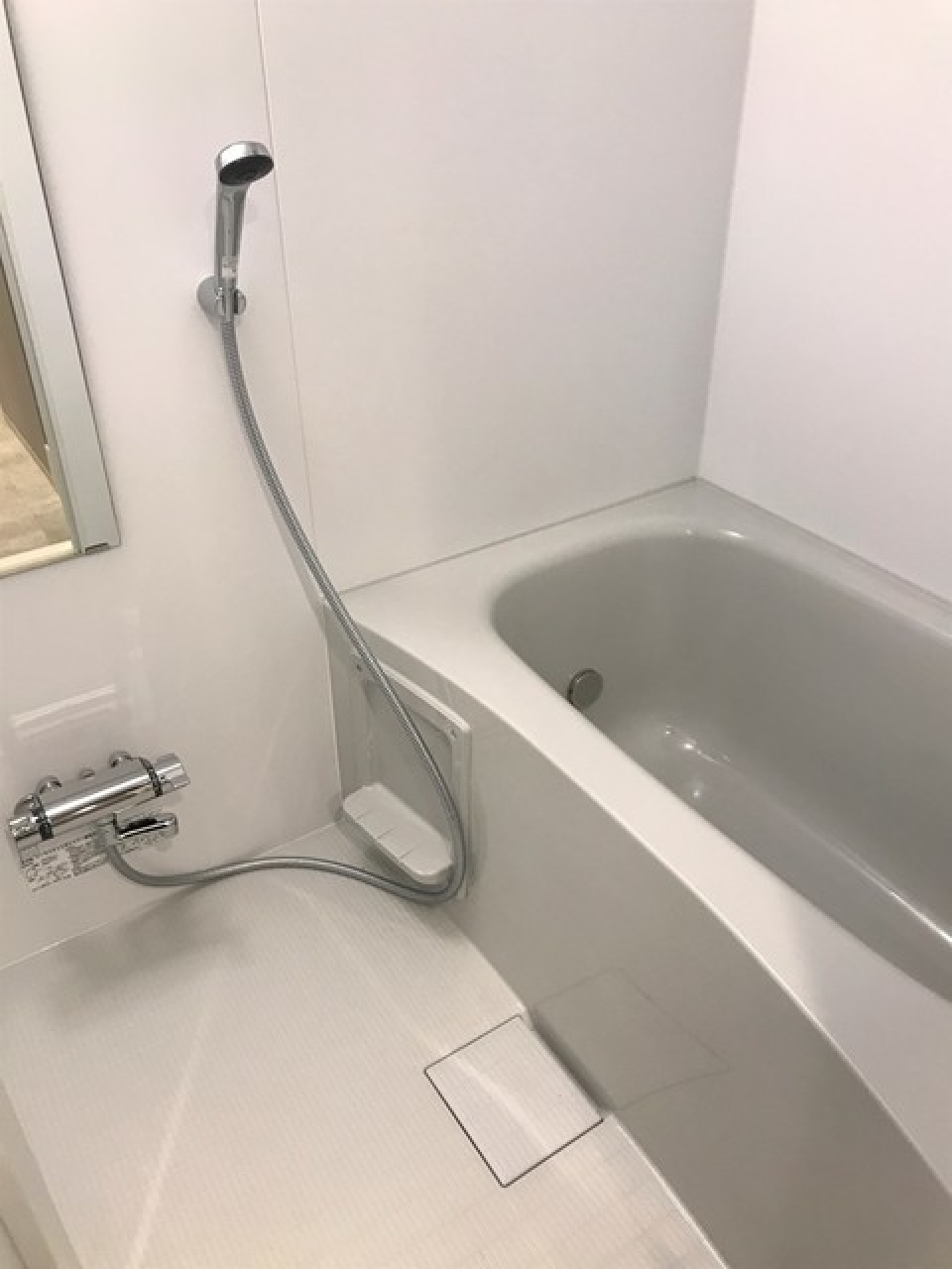 白くまとめられた浴室。※写真は同タイプ住戸です。