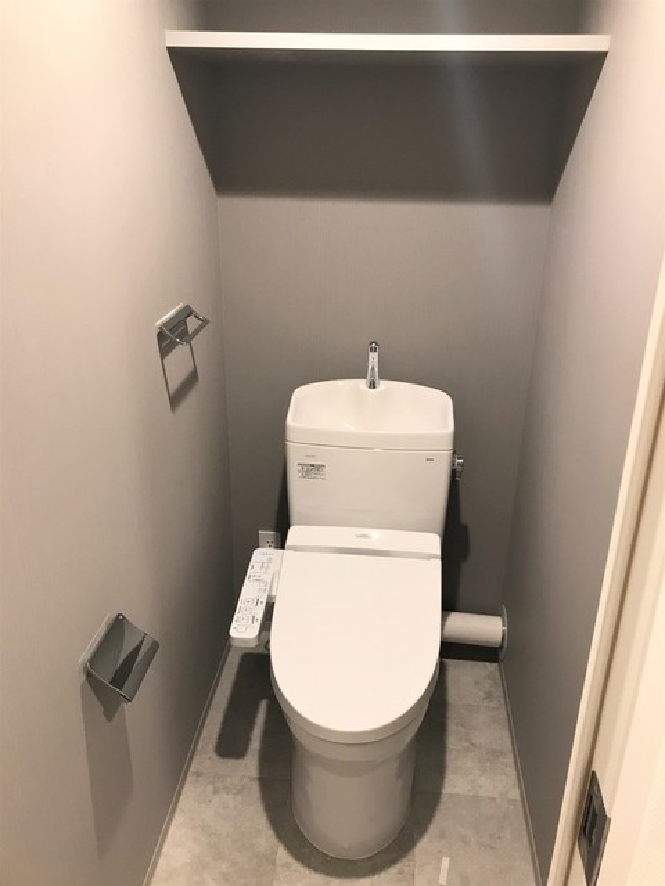 棚があるので日用品などをストックしやすそうです。※写真は同タイプ住戸です。