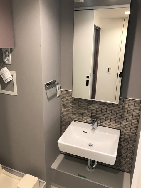 グレーウォールに足元がすっきりとした洗面台がさりげなくおしゃれ。※写真は同タイプ住戸です。