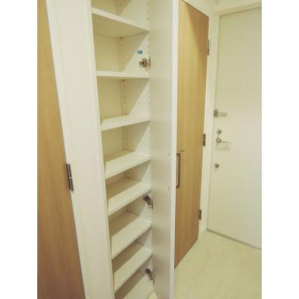 玄関は嬉しいシューズボックス付きです。
※写真は同タイプ住戸です。