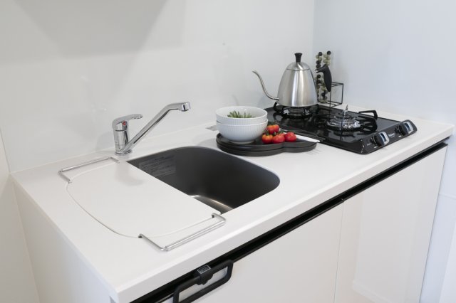 ２口のコンロ。シンクの上にボードを置いてうまく作業場所を確保してくださいね！