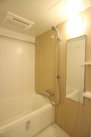 ナチュラルなベージュのパネルで落ち着いた雰囲気の浴室になります。