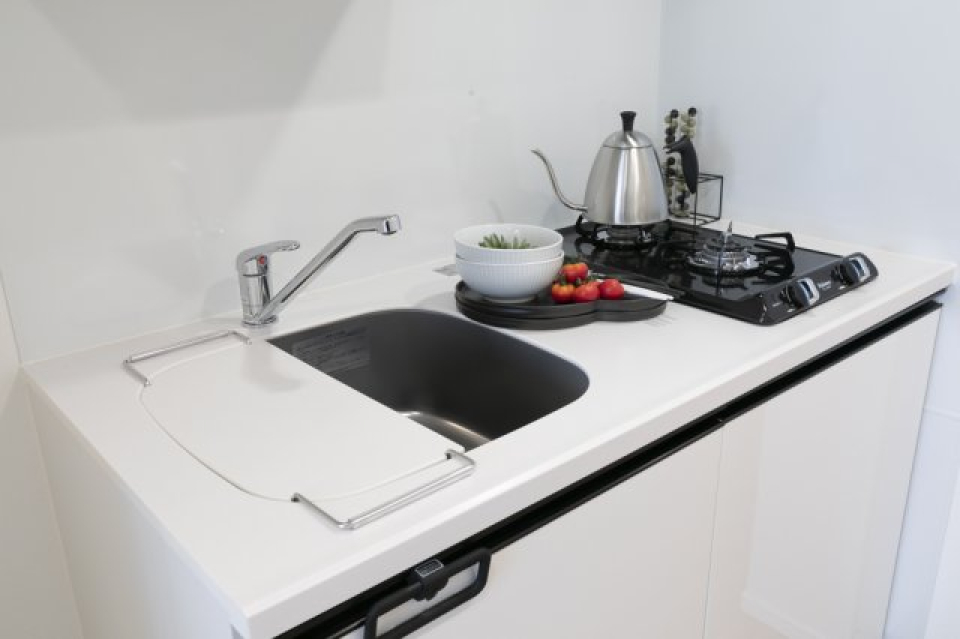 ２口のコンロ。シンクの上にボードを置いてうまく作業場所を確保してくださいね！