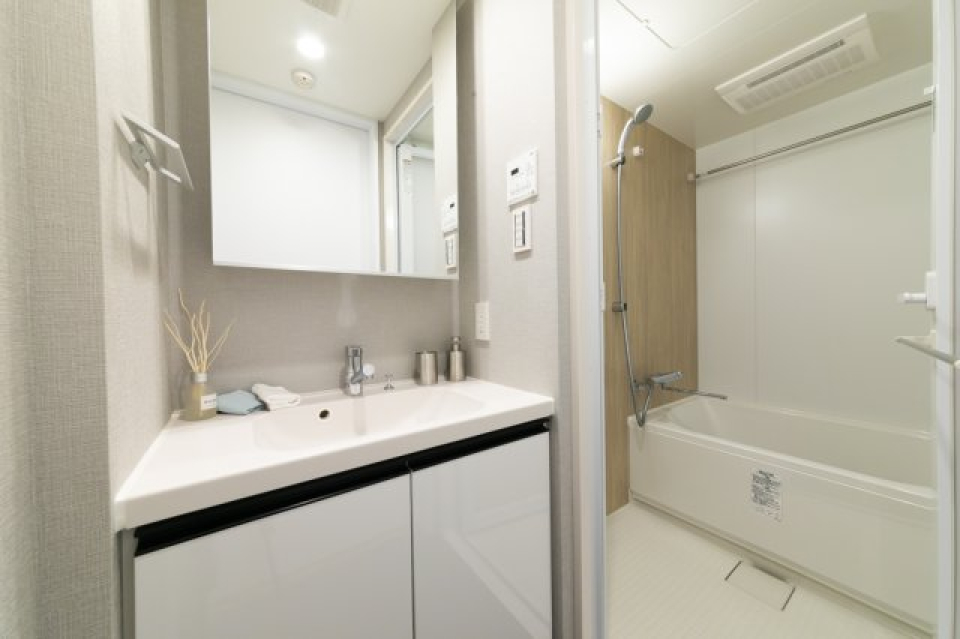 鏡が浮いたように見える洗面台。