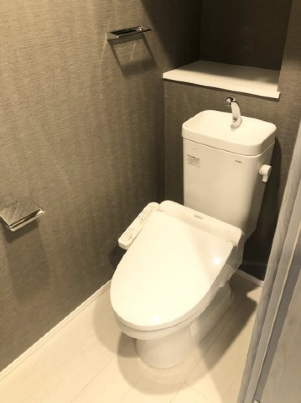 こちらも落ち着いたトーンのグレーのトイレです。