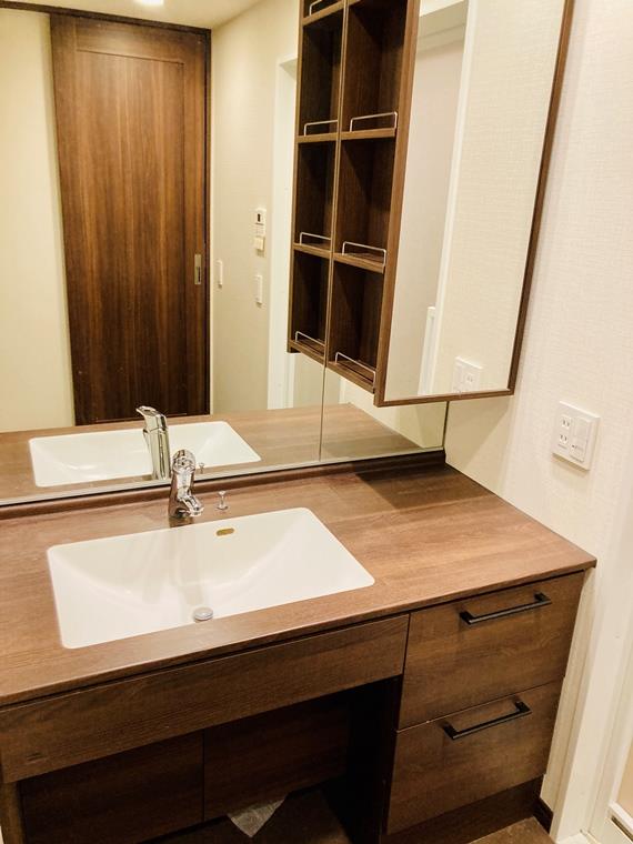 ゆとりのある洗面台。木目が美しいです。