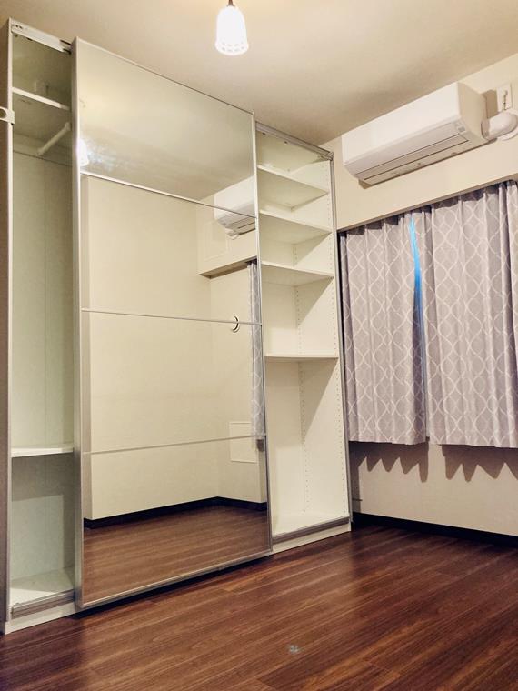 洋室は３部屋あります。収納には大きな鏡がついていて、今日のコーディネートをチェック。