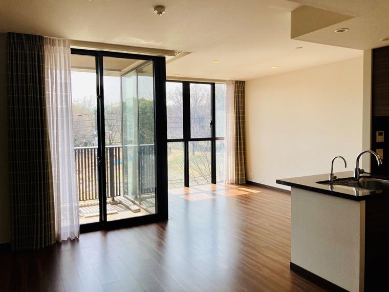 キッチンは対面式でリビングを見渡すことができます。