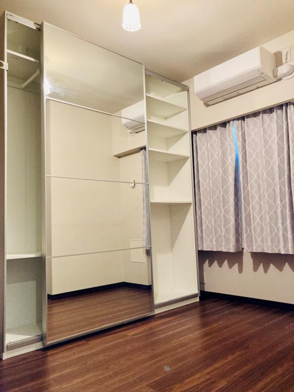 洋室は３部屋あります。収納には大きな鏡がついていて、今日のコーディネートをチェック。