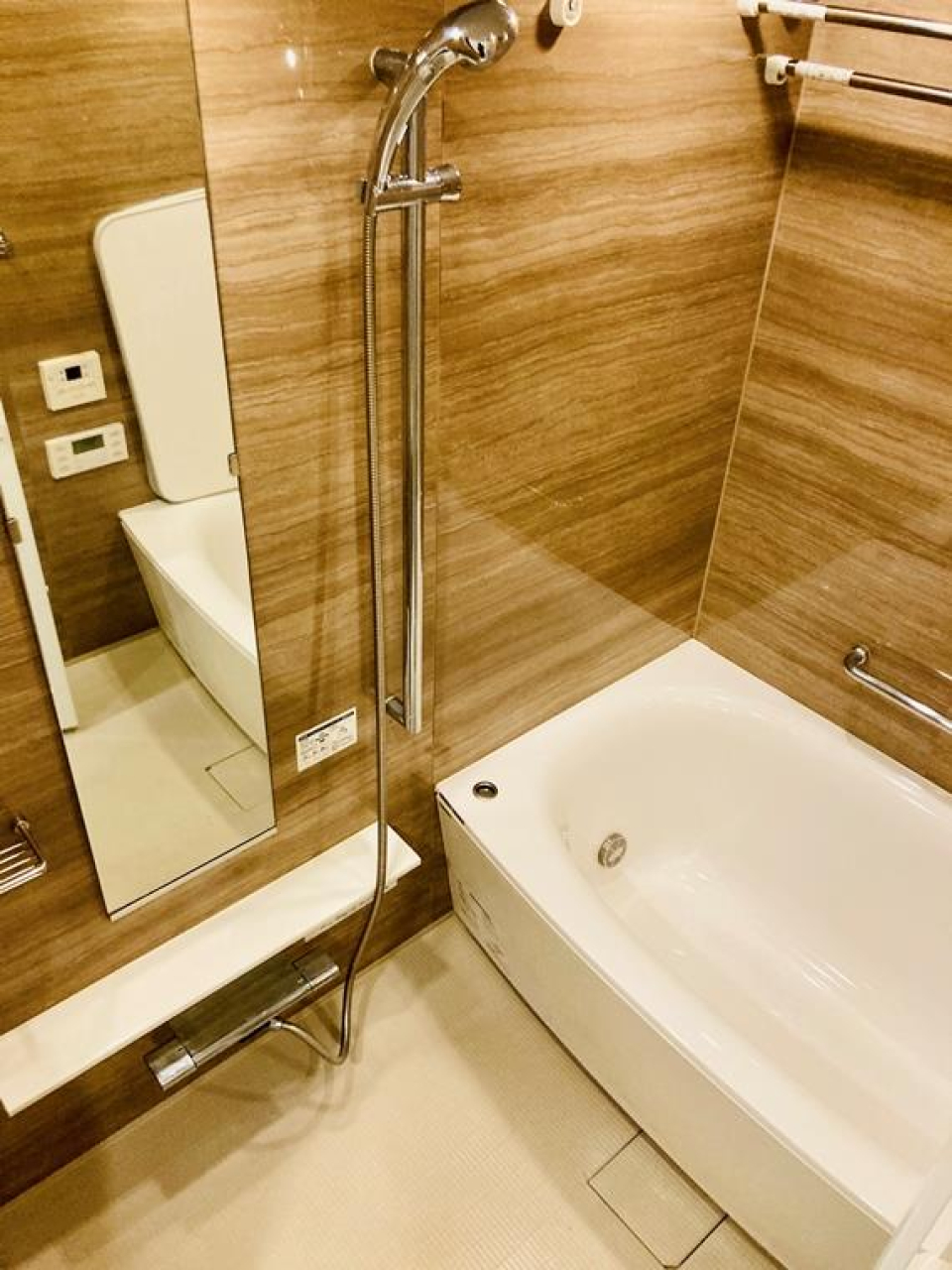 木目調のパネルが使われた浴室です。