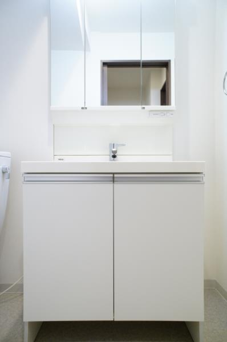 ３面鏡で収納ができ、洗面所周りを綺麗に保ちましょう。