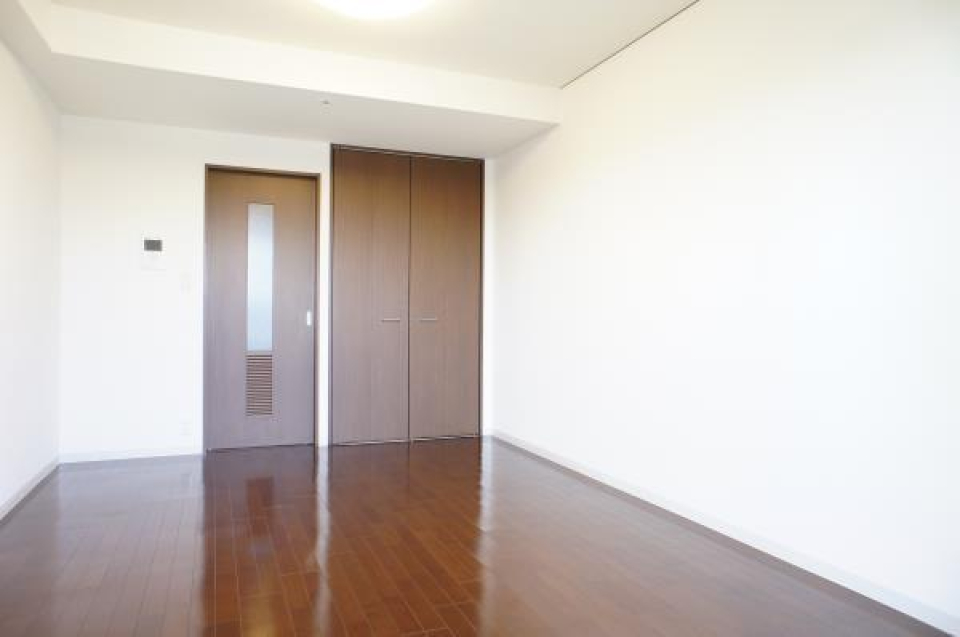 少し赤みのあるブラウンのフロアに、シンプルなホワイトのウォール。