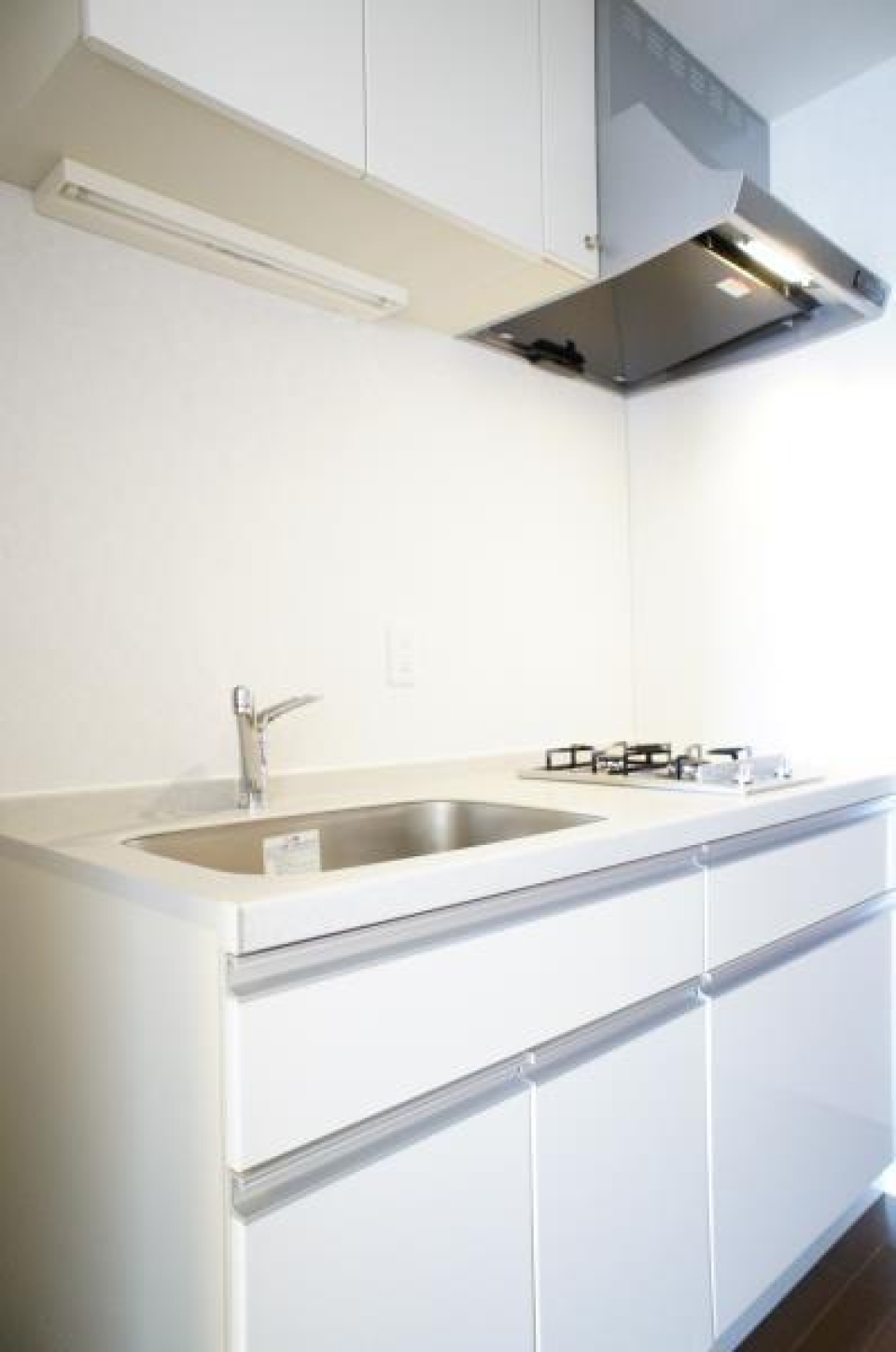 １口のガスコンロが設置されています。ワンパン料理で効率よく調理をこなしたい。