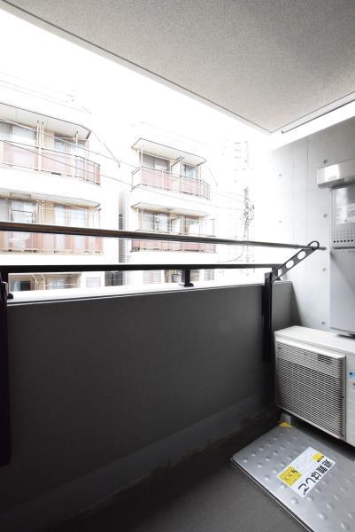 西向きのバルコニーなので、夕方の光を感じながらゆったり一杯飲みたいな。