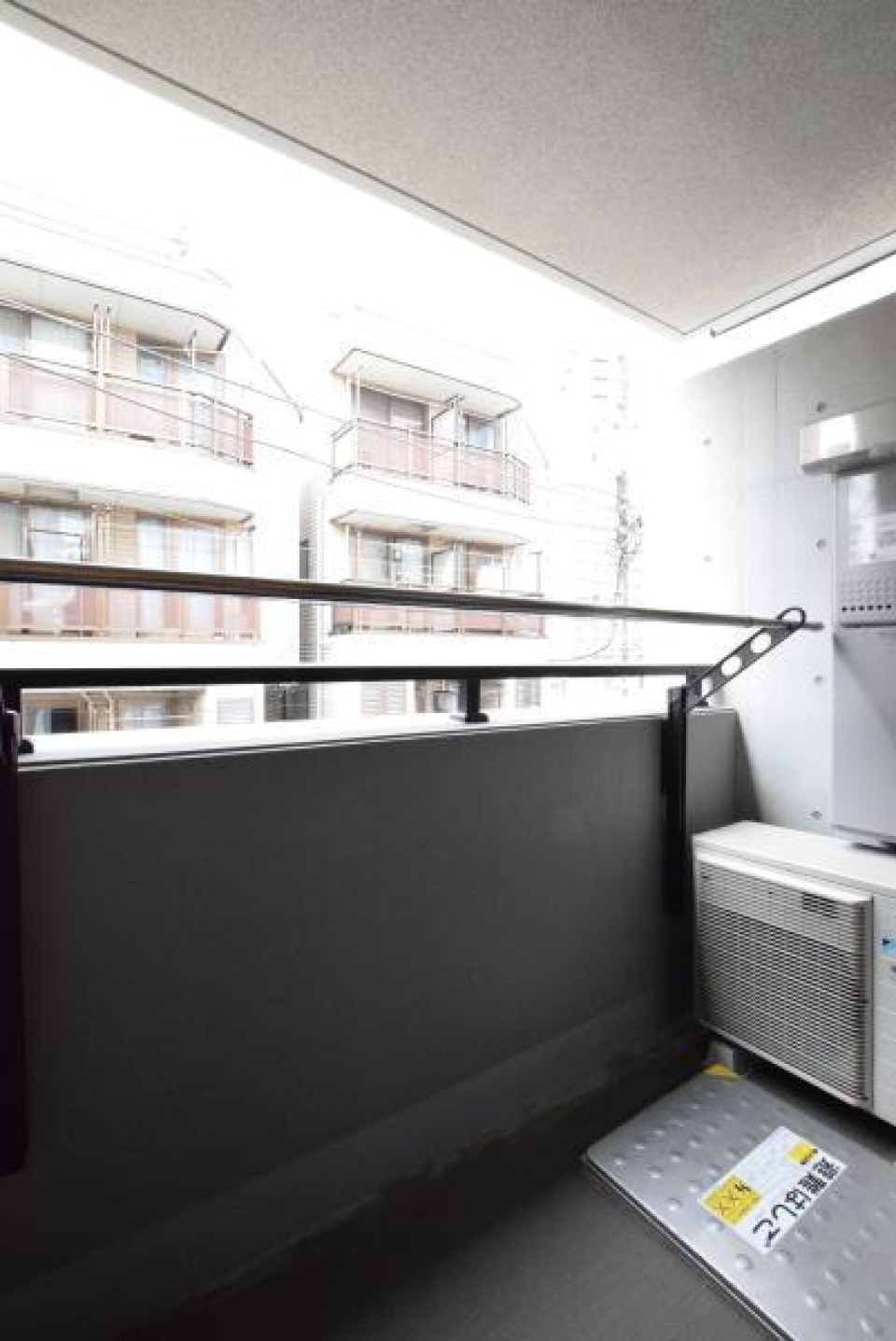 西向きのバルコニーなので、夕方の光を感じながらゆったり一杯飲みたいな。