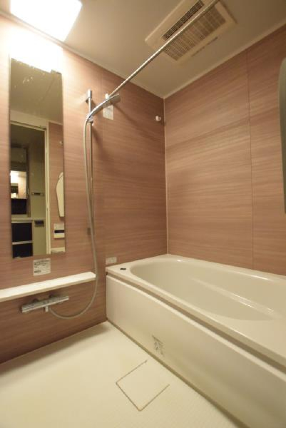 ナチュラルなパネルが採用されていて、ついつい長居してしまいそうな浴室。