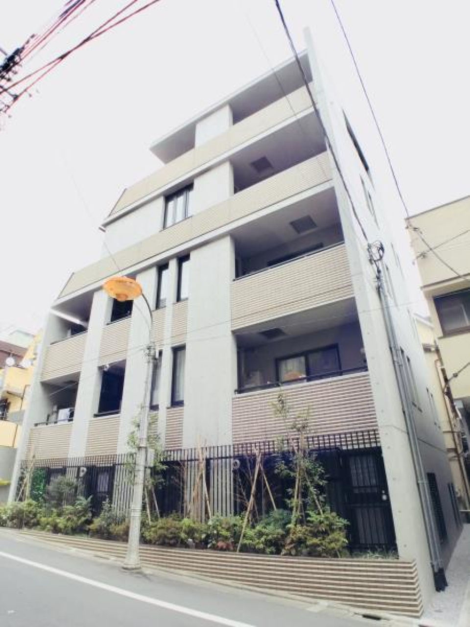 ５階建ての建物の３階にあるお部屋です。