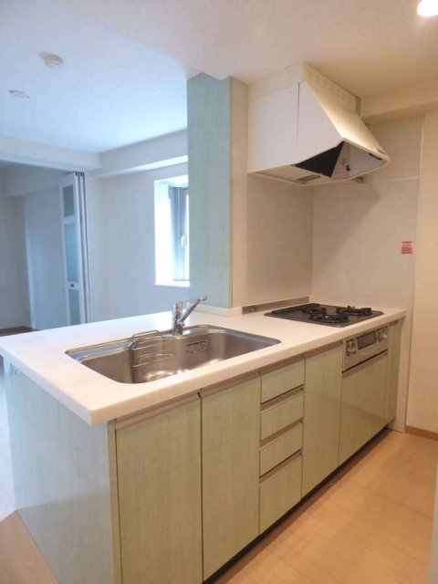 ３口のガスコンロが設置されたキッチンです。