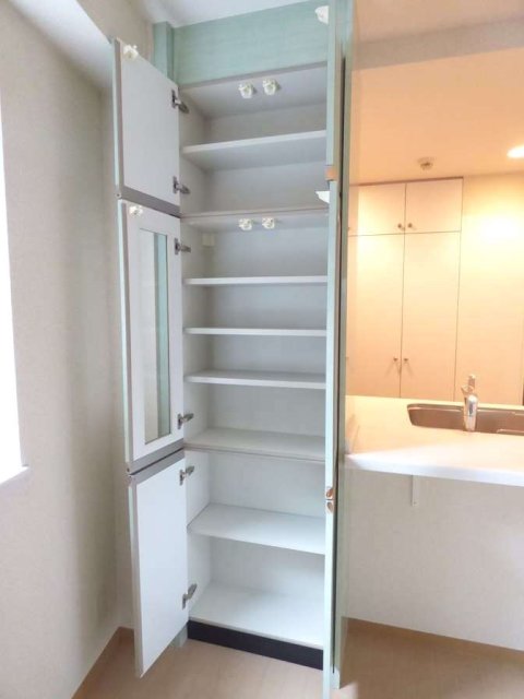 キッチンの横にはパネルがあるので、食器などを収納できます。