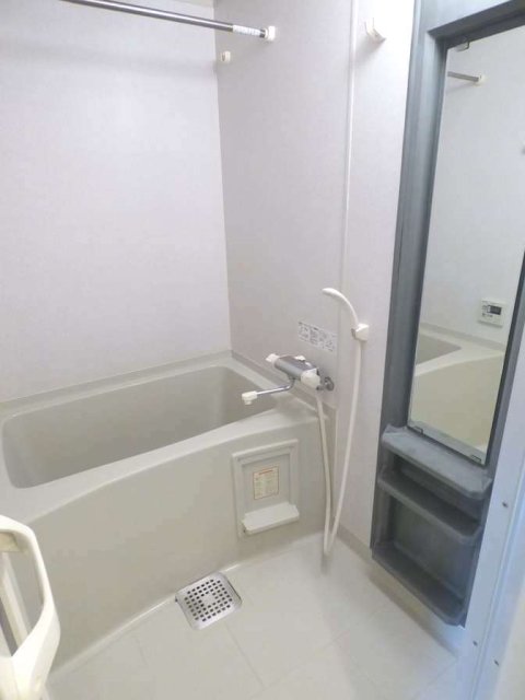 浴室には縦に長い鏡があります。