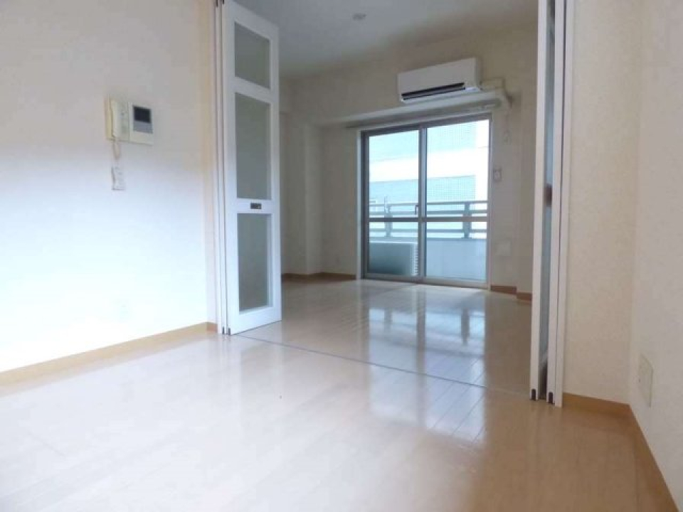 可動式の折戸を閉めると、部屋から光が漏れて、ホッとした気分にしてくれそう。