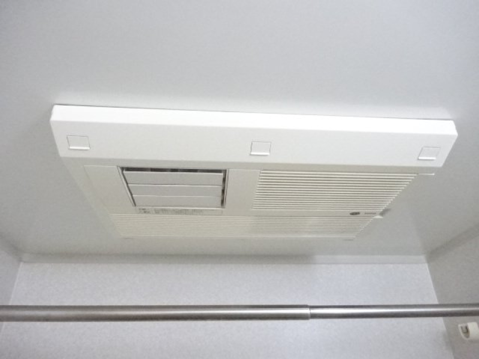 浴室には乾燥機があるので、雨の日の洗濯にも困りません。