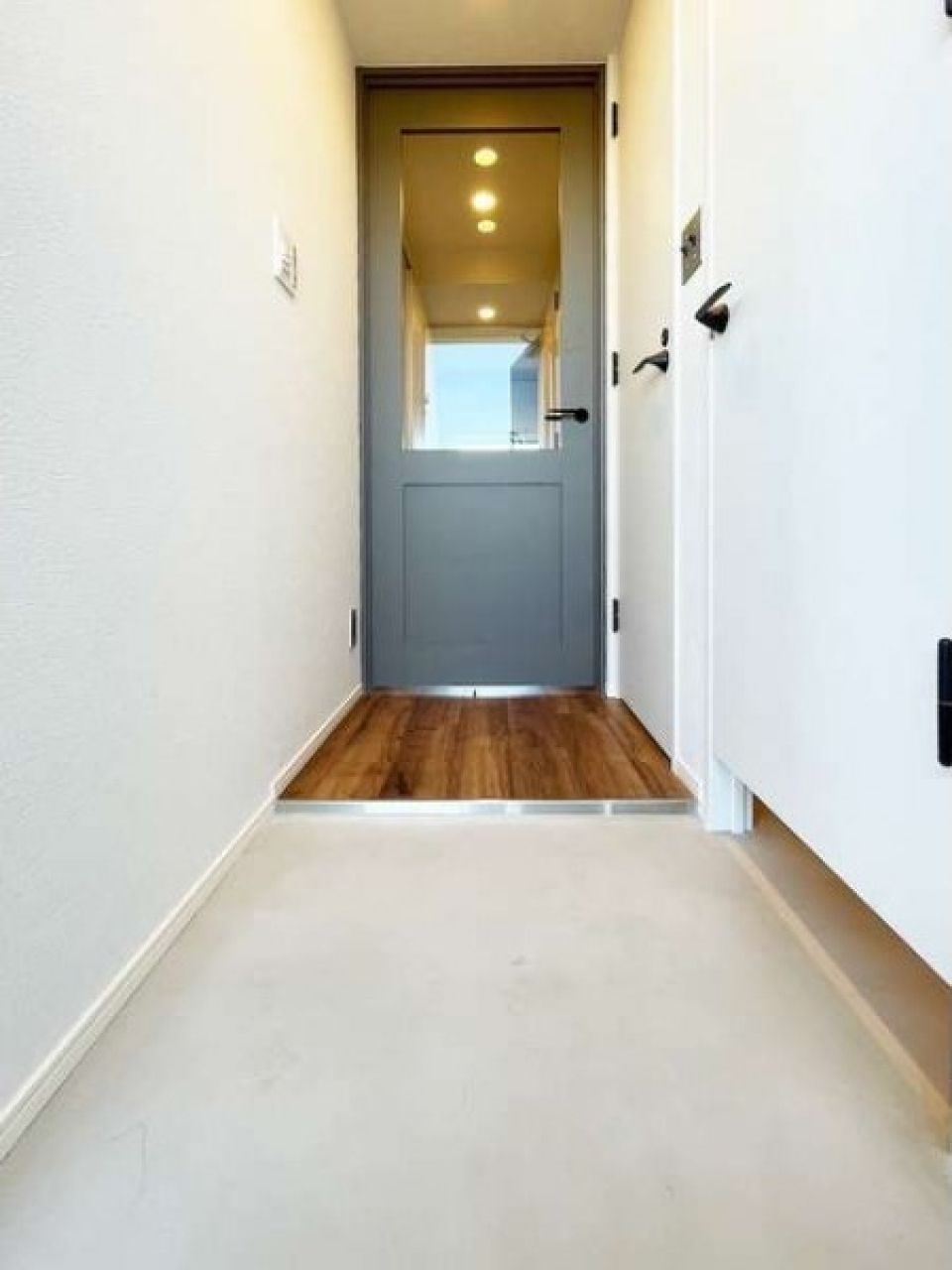 こういうリビングドアもリノベっぽさ！