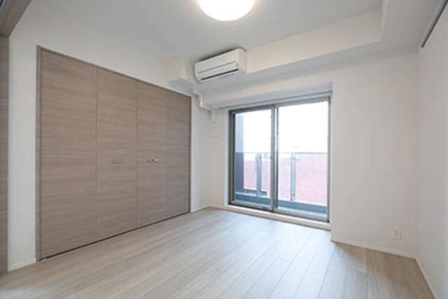 収納の扉はフロアと合わせてナチュラルなカラーが採用されています。※写真は同タイプ住戸です。