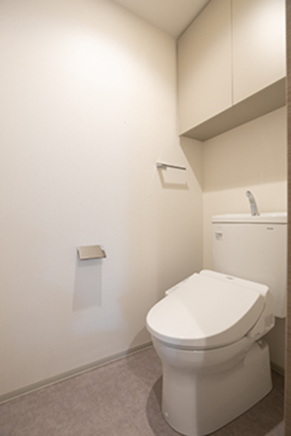 棚があるので日用品をストックするのに便利ですね、※写真は同タイプ住戸です。