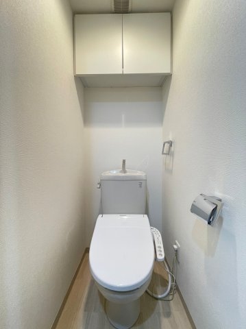 トイレ上の戸棚に日用品をストックできます。