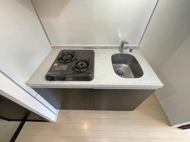 ２口のガスコンロが設置されています。まな板は小さめのものを選びたいですね。