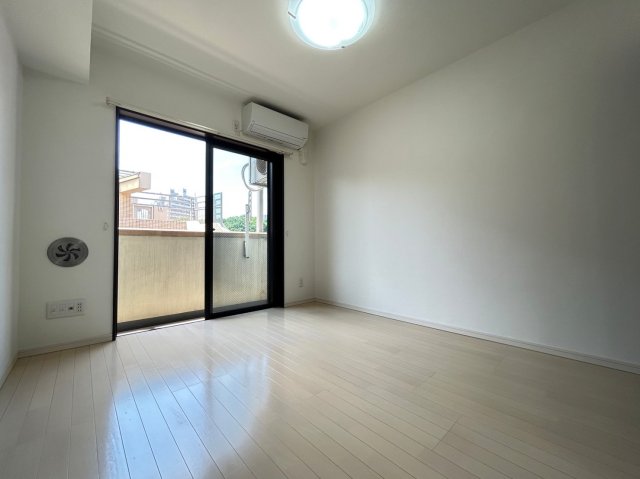 3階建ての建物の３階にあるお部屋です。