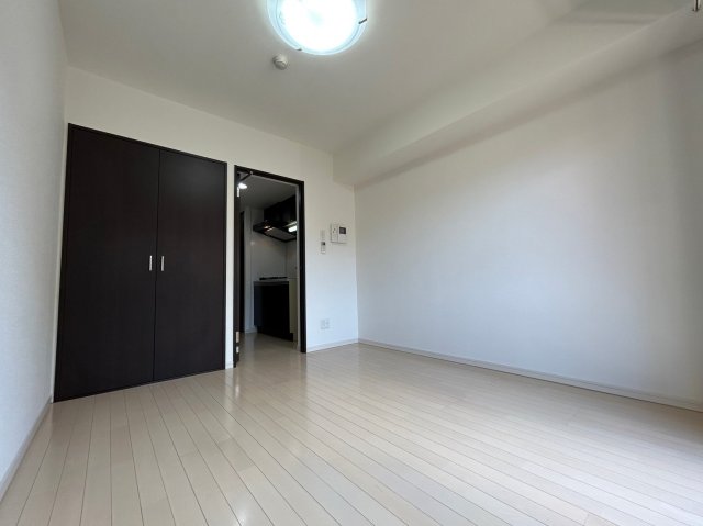 ホワイトのフローリングとウォールにダークな建具から引き締まった印象を感じます。