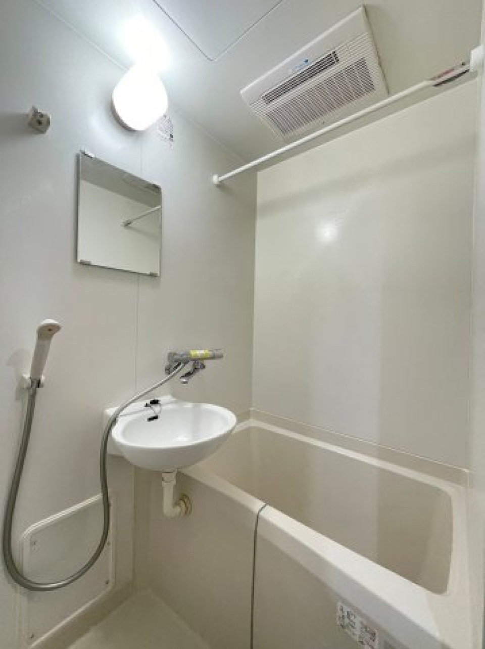 ２点のユニットバスです。浴槽内でシャワーを浴びなくてもいいので、ゆったりとお湯に疲れそうですね。