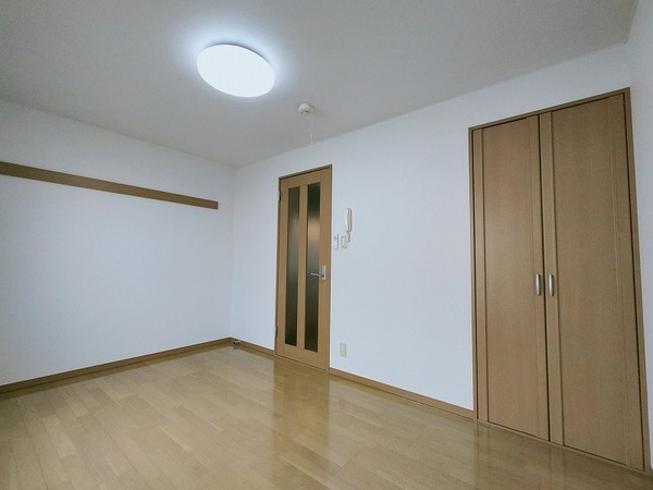 嬉しいクローゼット付きです。