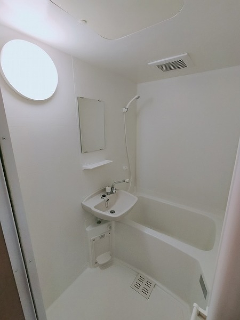 お掃除が楽な2点ユニットバスです。