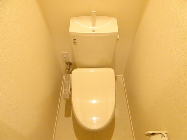清潔感のあるトイレ。
ウォシュレット付きのトイレです。