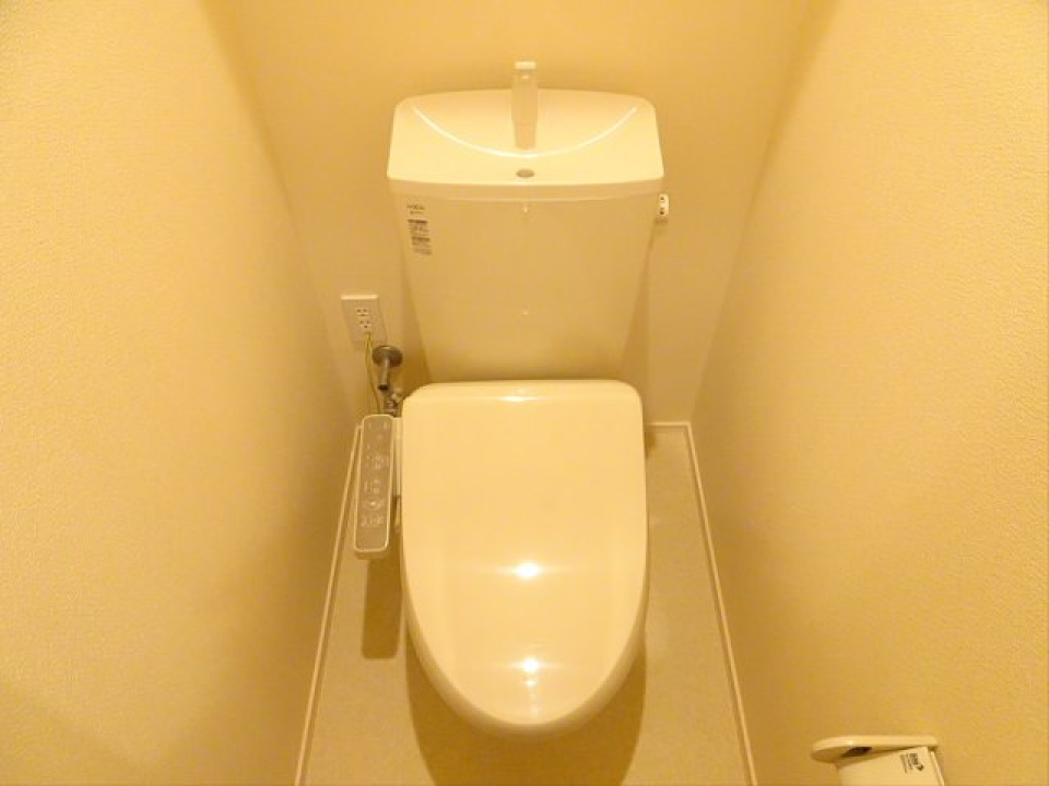 清潔感のあるトイレ。
ウォシュレット付きのトイレです。