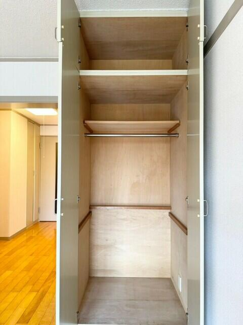 突っ張り棒を買わなくてもすぐにハンガーにかけることができます。