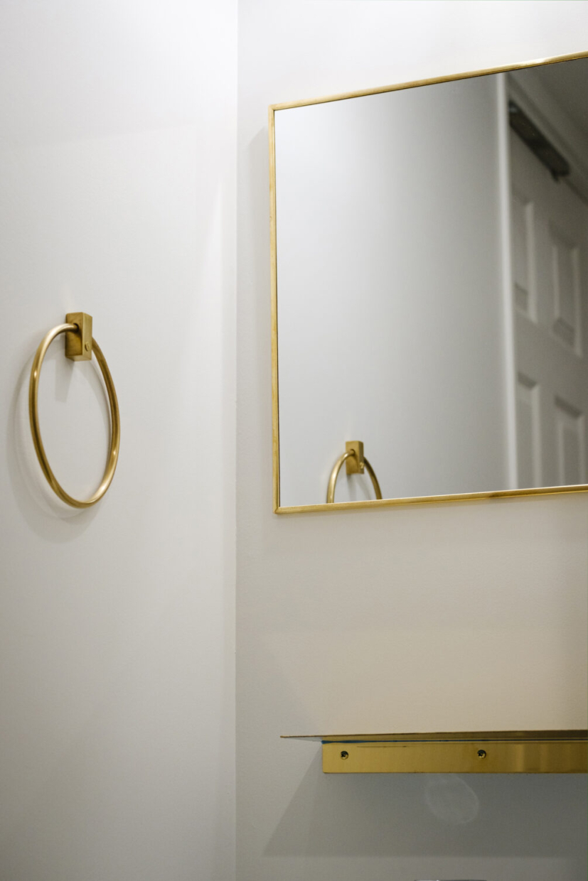 所々にあしらわれた真鍮がアクセサリーのよう。