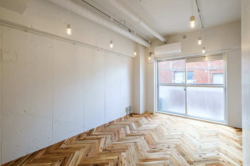 壁や天井はすっきりとしたホワイト塗装で統一。