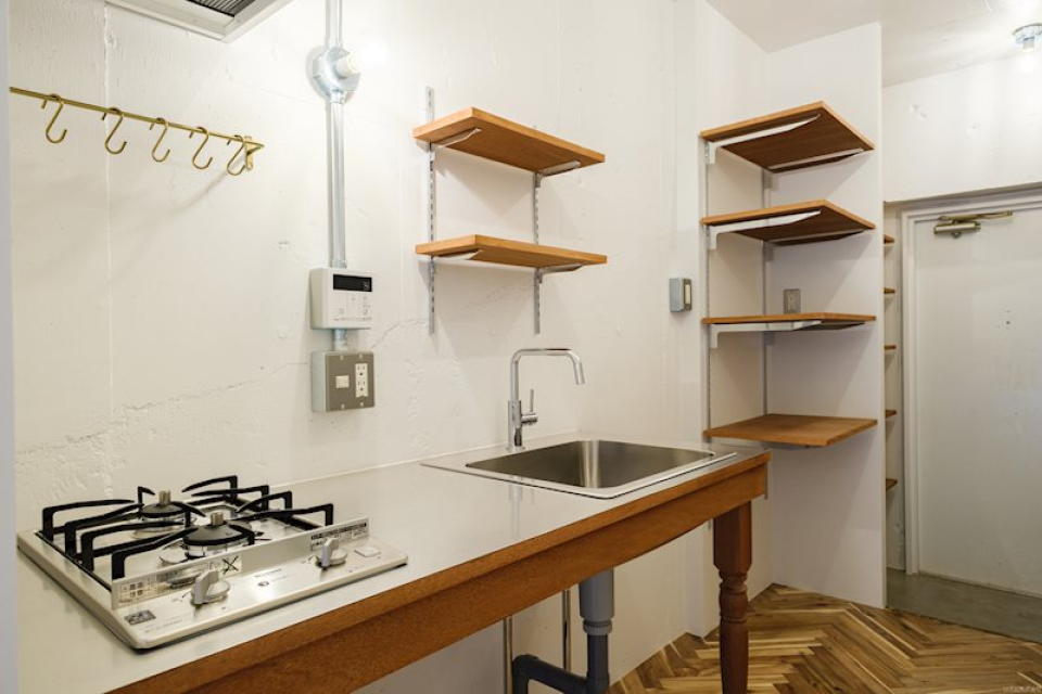 フックと可動棚が備え付けの、スタイリッシュなキッチン。