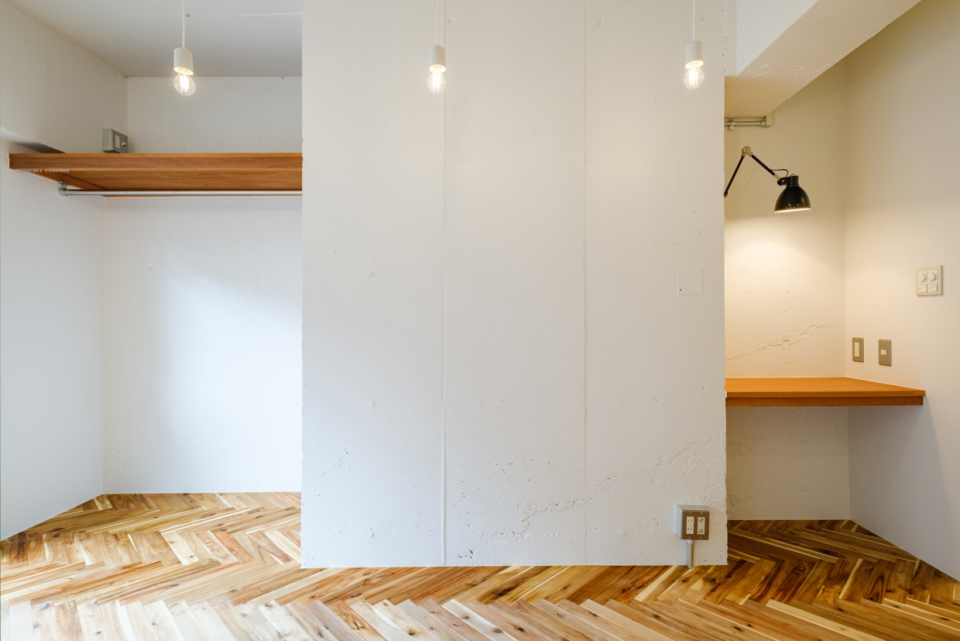 オープンクローゼットと備え付けのデスク。